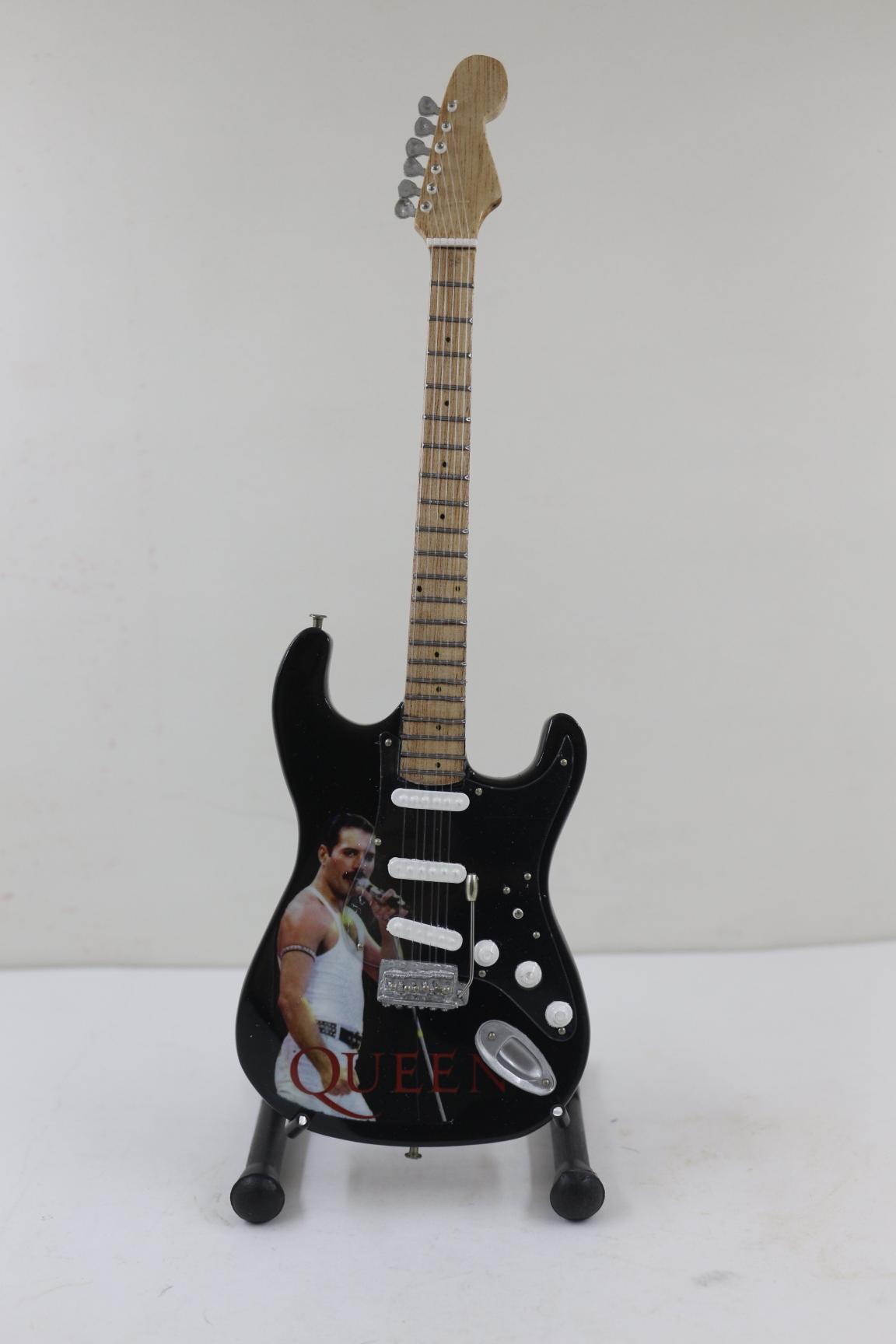 DEKORATİF GİTAR 25 CM AYAKLI QUEEN