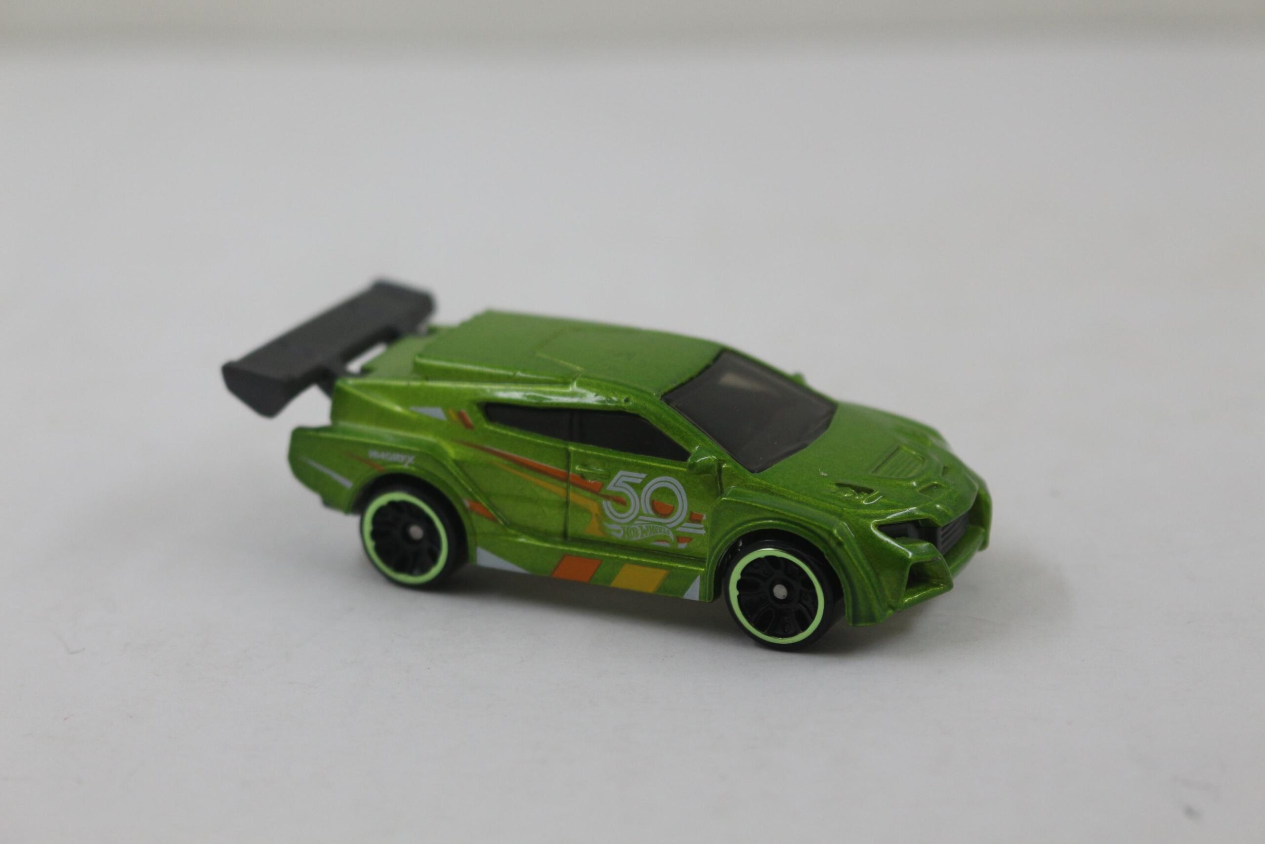 HOTWHEELS ARABA X1649 ÇİMEN YEŞİL1
