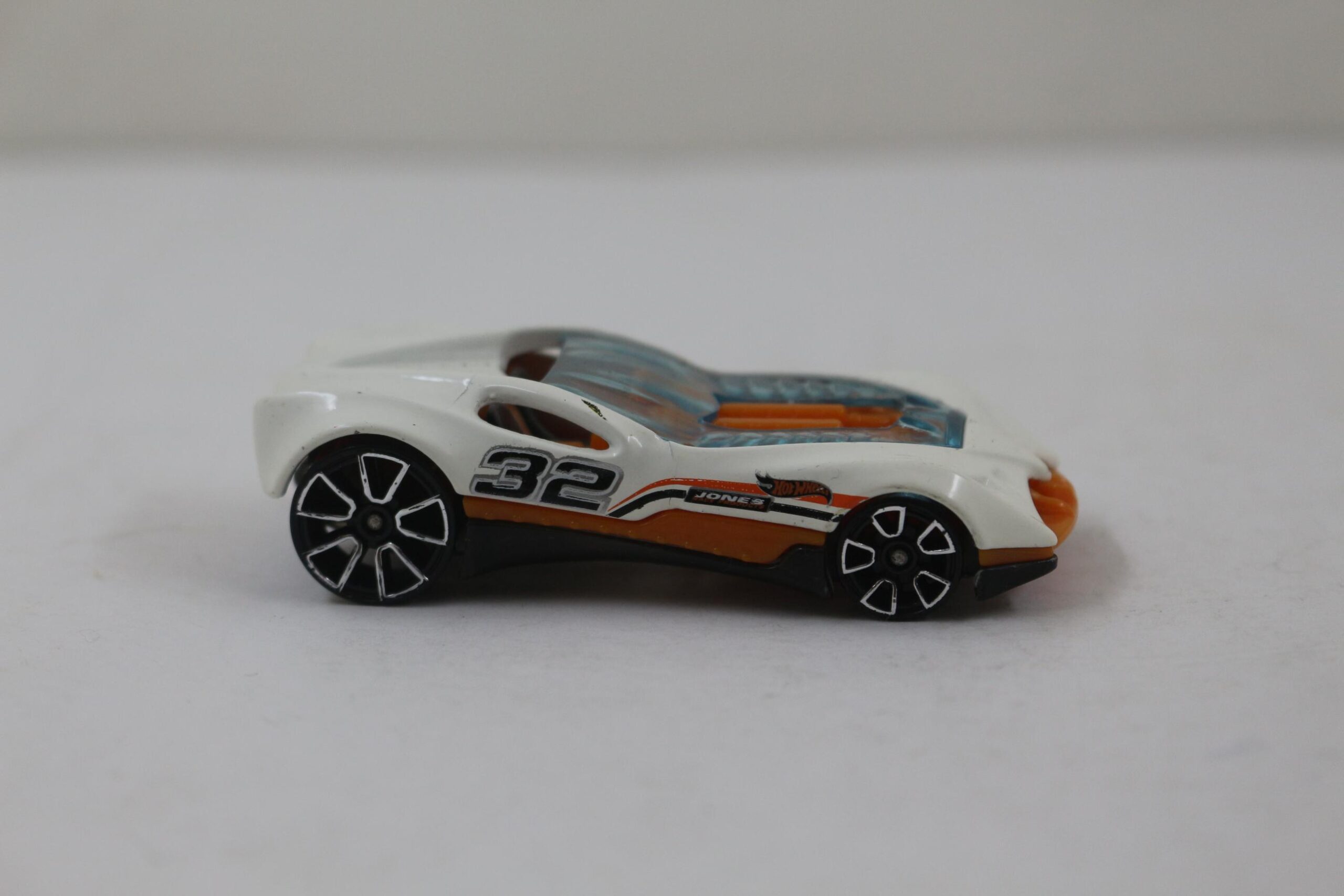 HOTWHEELS ARABA. 32 JONER BEYAZ2