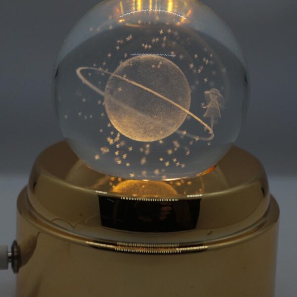 KRISTAL KÜRE LEDLİ  DÖNEN LAMBA HEDİYELİK -GALAKSİ VE ÇOCUK