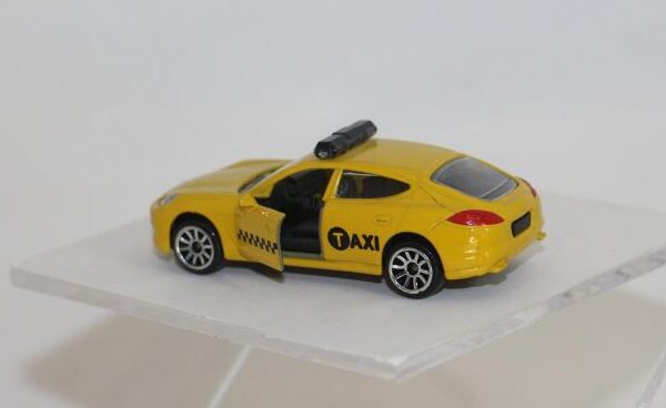 MAJORETTE MODEL ARABA PORSCHE PANAMERA TAXI