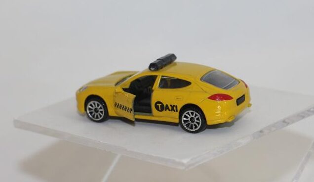 MAJORETTE MODEL ARABA PORSCHE PANAMERA TAXI1